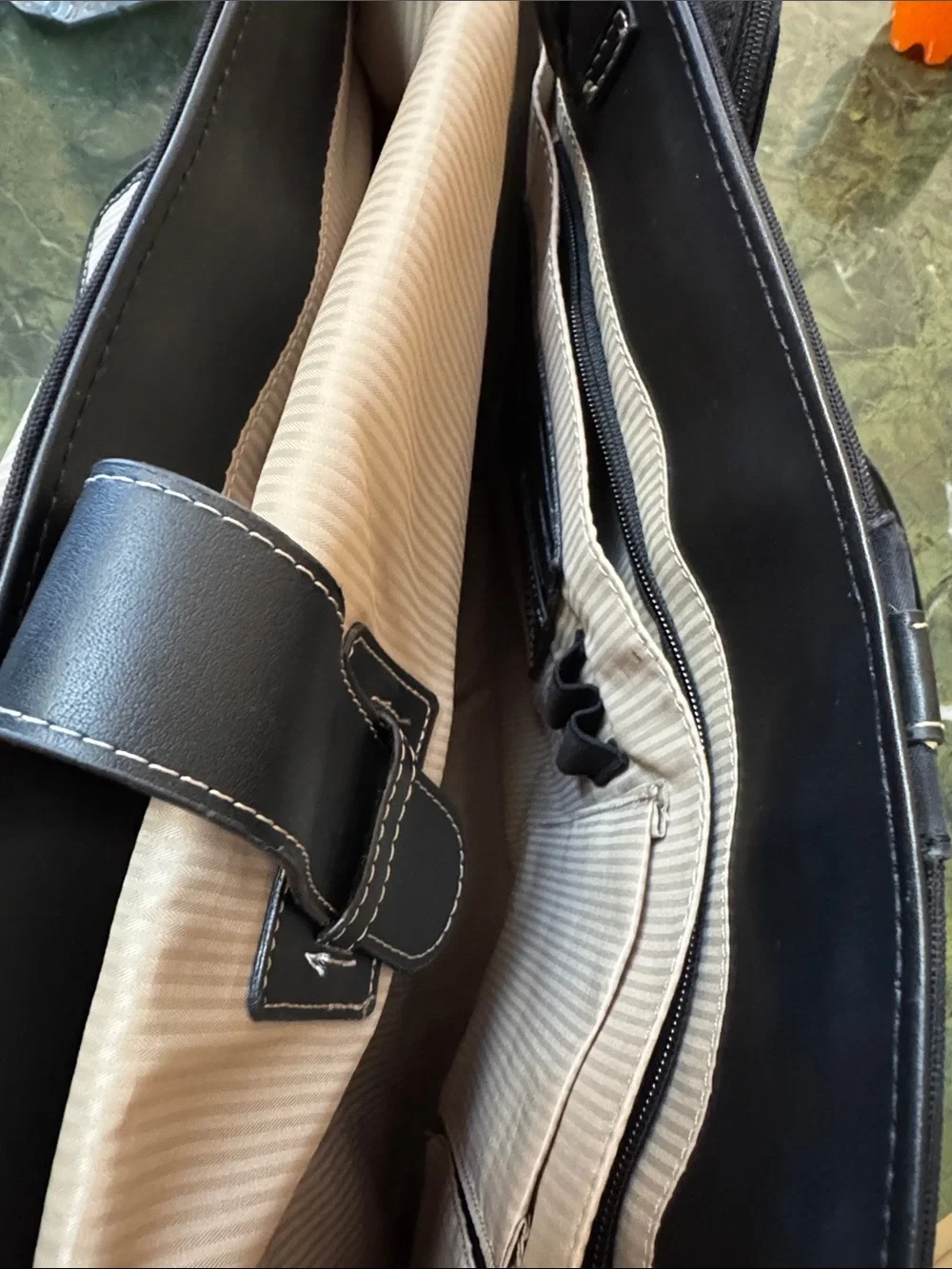 Excellent Condition Targus Laptop Case 15 x 14.5 x 4” Leather like accents